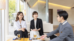 【チェックイン】ウェルカムドリンクと共にゆったりとお座りいただきながら。