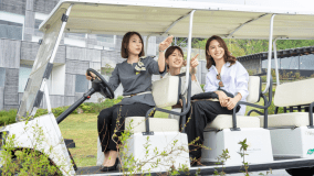 【カート】館内の移動の際はホテルスタッフの運転するカートで送迎いたします。