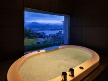 【ハーバースイート】バスルーム（ジャグジー付）より望む風景