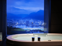 【プレミアムハーバースイート】バスルーム（ジャグジー付）より望む風景