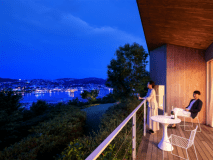 自然の音に耳を傾け、目の前に広がる風景に癒される。広々としたテラスで過ごすひととき