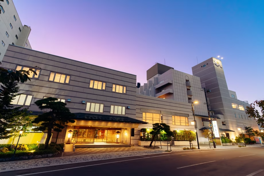 函館の主要観光地を走る「函館市電」停留所より徒歩約2分と函館観光に便利♪駐車場も無料でも～っと便利♪