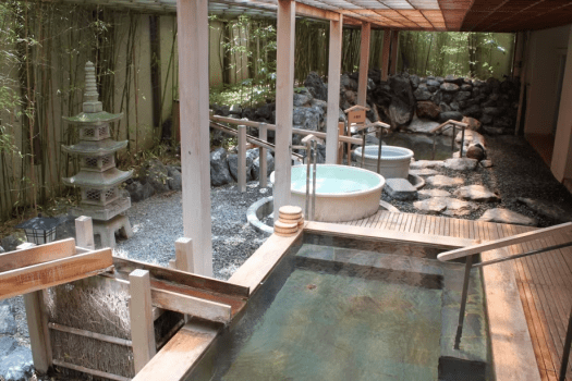 ご婦人浴場「はなの湯」には広々とした室内風呂と岩風呂、檜風呂、陶器風呂の3つの庭園露天風呂。