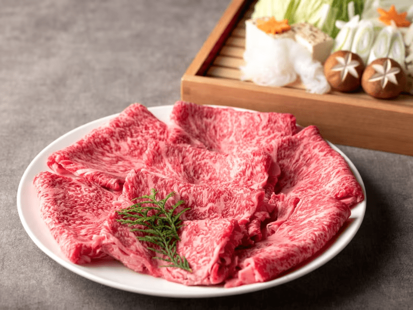 味わい深い「黒毛和牛」お一人様150ｇをすき焼きで。料理長特製の割り下でお召し上がりくださいませ。※写真のお肉は２名様分です