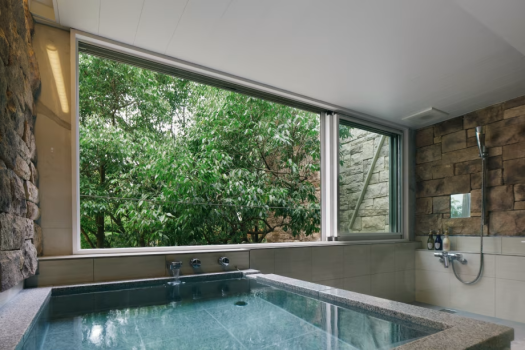 露天風呂の印象的な石壁と目の前の木々が、上質な時間を演出します。お風呂は2名様で入浴できる御影石の露天風呂。洋の洗練さと和の寛ぎを備えた和洋室でごゆっくりとお過ごしください。 露天風呂の印象的な石壁と目の前の木々が、上質な時間を演出します。お風呂は2名様で入浴できる御影石の露天風呂。洋の洗練さと和の寛ぎを備えた和洋室でごゆっくりとお過ごしください。