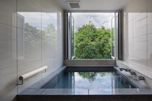 木々を望む露天風呂で、嬉野の風の音に包まれながら過ごす上質な時間。御影石の露天風呂で、良質な嬉野温泉を心ゆくまでお愉しみください。 木々を望む露天風呂で、嬉野の風の音に包まれながら過ごす上質な時間。御影石の露天風呂で、良質な嬉野温泉を心ゆくまでお愉しみください。