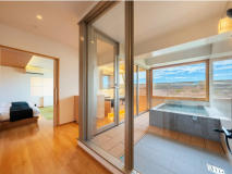 2024年11月リニューアルオープンした露天風呂付和洋室75平米は、一番コンパクトな露天風呂付客室。
露天風呂とベッドから眺めていたい、晴れた日の青空と星空が絵になるSORA（空）※写真は一例です