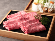 贅沢に！ブランド牛「佐賀牛」をお一人様150ｇをすき焼きで。料理長特製の割り下でお召し上がりくださいませ。※写真のお肉は２名様分です