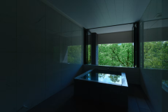 窓の外の樫の木をふたり占め。ソファに座りながら木々を眺める時間は、日常の忙しい日を忘れさせ、心ほぐれる贅沢な時間。ゆとりある広々とした客室は優雅な休日を演出します。お部屋の半露天風呂は2名様で入浴できる広さです。非日常に浸る上質な１日をお過ごしください。