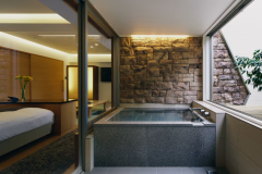 露天風呂の印象的な石壁と目の前の木々が、上質な時間を演出します。お風呂は2名様で入浴できる御影石の露天風呂。洋の洗練さと和の寛ぎを備えた和洋室でごゆっくりとお過ごしください。