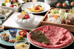 【味わいのすき焼き～黒毛和牛1人150ｇ～】料理長特製&ldquo;割り下&rdquo;で季節のお料理を半個室のお食事処にて※写真のお肉は２名様分です
