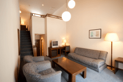 メゾネットタイプの客室は２階がベットルームになっている。（デラックススイートルーム）