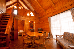 ロフト付きタイプのプライベートコテージ。１階にはキッチンと寝室。ロフトにも寝室がある。