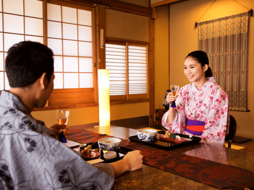 「乾杯！」ふたりだけの空間で、ゆったりお食事
