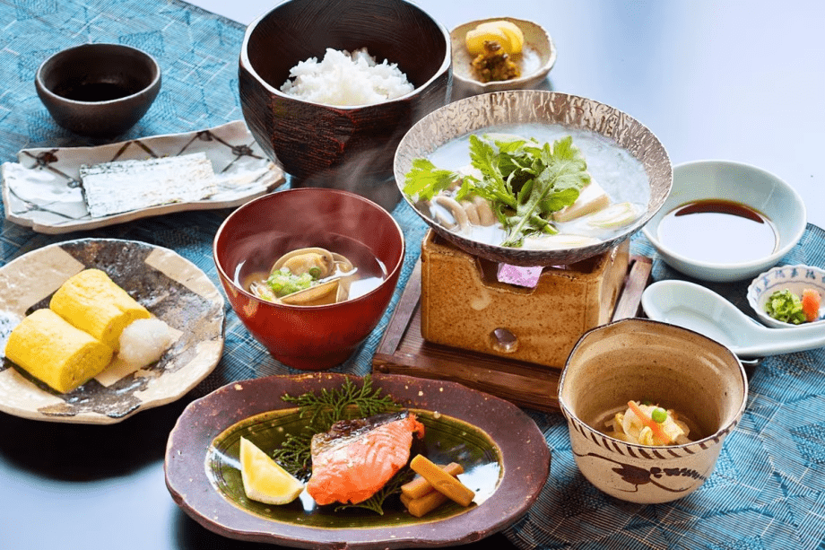 【朝食イメージ】気持ち良い朝日が降り注ぐ広間で、庭園を眺めながら【南天苑】の和定食をお楽しみください