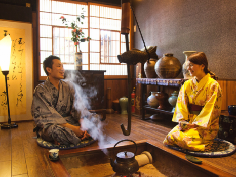 【囲炉裏の間】“ホッ”と一息。コーヒー片手に楽しい会話も弾む