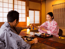 「乾杯！」ふたりだけの空間で、ゆったりお食事