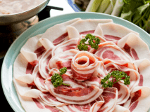 【ぼたん鍋】さっぱりとして美味しい猪肉。たまごをつけてお召し上がりください