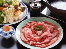 【黒毛和牛すき焼き】あまいタレと旨みがギュっと濃縮された“黒毛和牛”との絶妙なお味をご堪能下さい