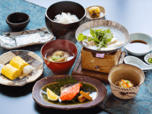 【朝食イメージ】気持ち良い朝日が降り注ぐ広間で、庭園を眺めながら【南天苑】の和定食をお楽しみください