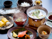 【朝食イメージ】気持ち良い朝日が降り注ぐ広間で、庭園を眺めながら【南天苑】の和定食をお楽しみください
