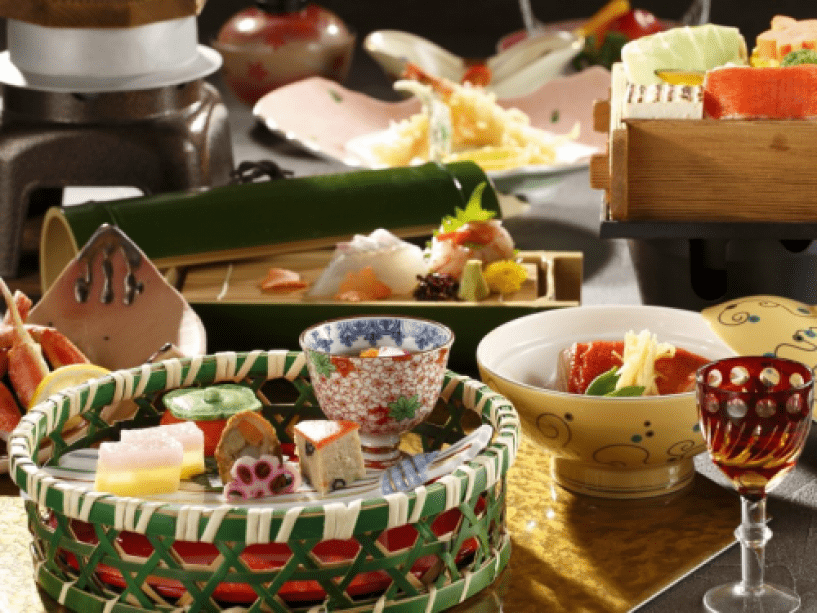 新鮮な金目鯛の煮付け、源泉蒸しのメイン料理に地元で育てた紫黒米の釜飯はこのプランのみ