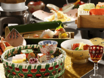 新鮮な金目鯛の煮付け、源泉蒸しのメイン料理に地元で育てた紫黒米の釜飯はこのプランのみ