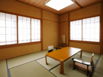 本館トイレ付き客室。お部屋にお風呂や広縁はありませんが少しお得です