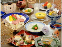 柔らかステ－キ、鯛の薄造り、サザエのから揚げ、