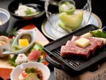 ステ－キは目の前で焼いてお召し上がりください