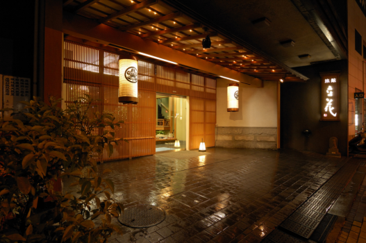 【源泉のお湯で寛ぐ】【お食事は夕・朝食ともにお部屋食】旅館で過ごす年末年始プラン