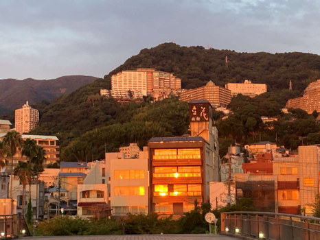 朝陽が照らす外観