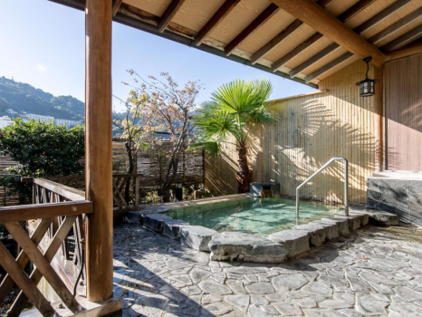 山々の緑を眺めながら朝風呂を堪能。