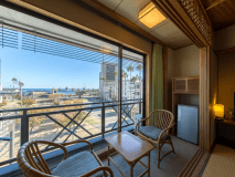 【海眺望和室１０畳】椅子に腰掛けてゆるりと流れる時間を