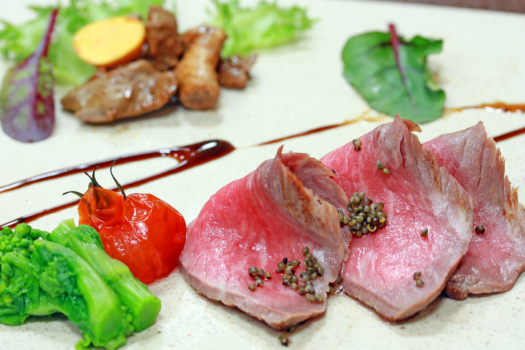 秋田牛ももステーキ＆秋田比内地鶏もつ煮