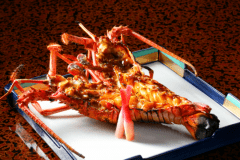 直火で焼き上げる伊勢海老鬼殻焼きは、自家製のタレを何度も塗って、最後に山椒を振り掛けます 直火で焼き上げる伊勢海老鬼殻焼きは、自家製のタレを何度も塗って、最後に山椒を振り掛けます
