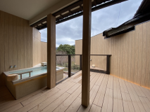 万葉の庭を望む露天風呂付大型和洋室「雲居」(80㎡)