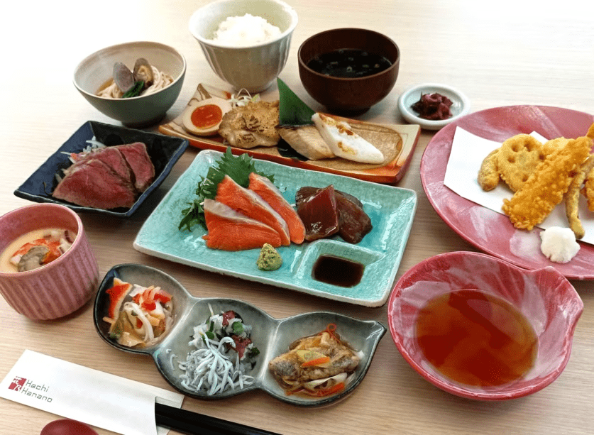 大人用夕食&ldquo;港食堂御膳&rdquo; ※季節や仕入れ状況により一部の献立を変更することがあります。