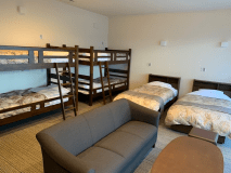 二段ベッド２台とシングルベッド２台をご準備しております。