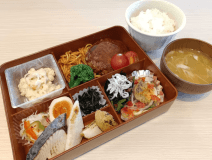 大人用夕食&ldquo;ハンバーグ膳&rdquo;※画像はイメージとなります。季節や仕入れ状況により献立が一部変更になることがあります。