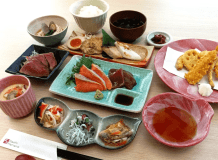 大人用夕食&ldquo;港食堂御膳&rdquo; ※季節や仕入れ状況により一部の献立を変更することがあります。