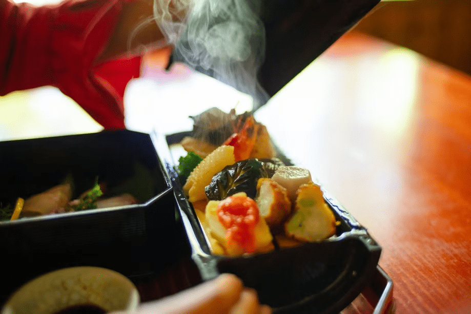 一の重は蒸し器に盛り付けますので、アツアツをお楽しみいただけます。