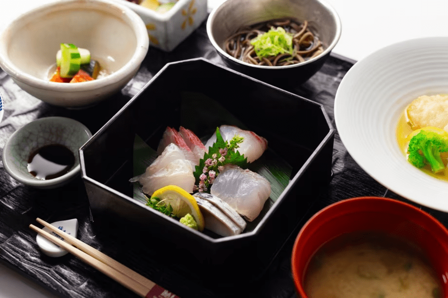 お魚定食プランの夕食。メインのお造りは約五種盛