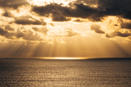 天使の梯子、レンブランド光線などと表現される幻想的な夕景。秋冬ならではの夕景です