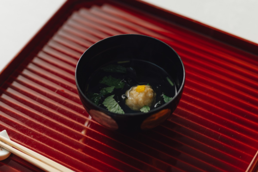 懐石スタイルの一品、お椀。料理人が丁寧にとった出汁の旨味をご堪能ください