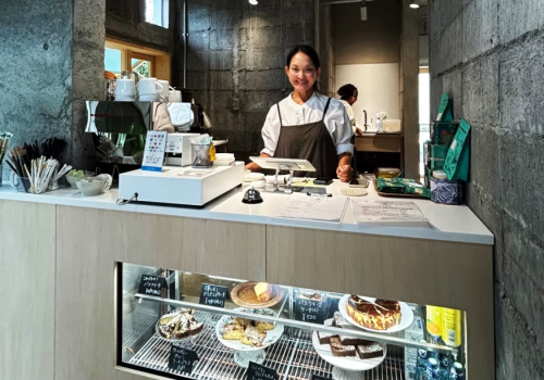 「YUSU CAFE」のオーナー、寿恵子さん。
