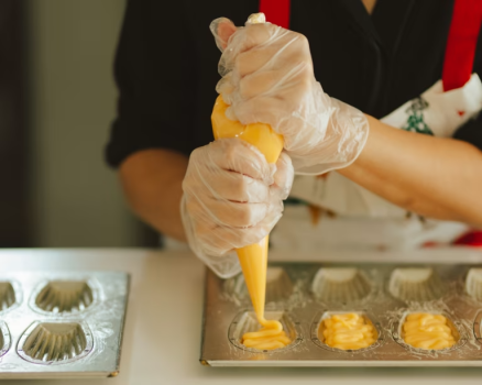 YUSU CAFEすえこさんのお手製生地を型に流し込みます