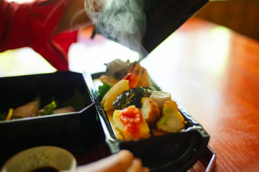 一の重は蒸し器に盛り付けますので、アツアツをお楽しみいただけます。