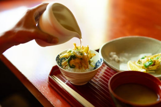 かき揚げをごはんにのせてだし茶漬けに。味変しながらお楽しみください