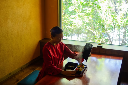 お食事はレストランの個室にてご用意いたしております。